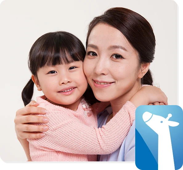 어머니와 여자아이가 서로 안고 웃는 사진